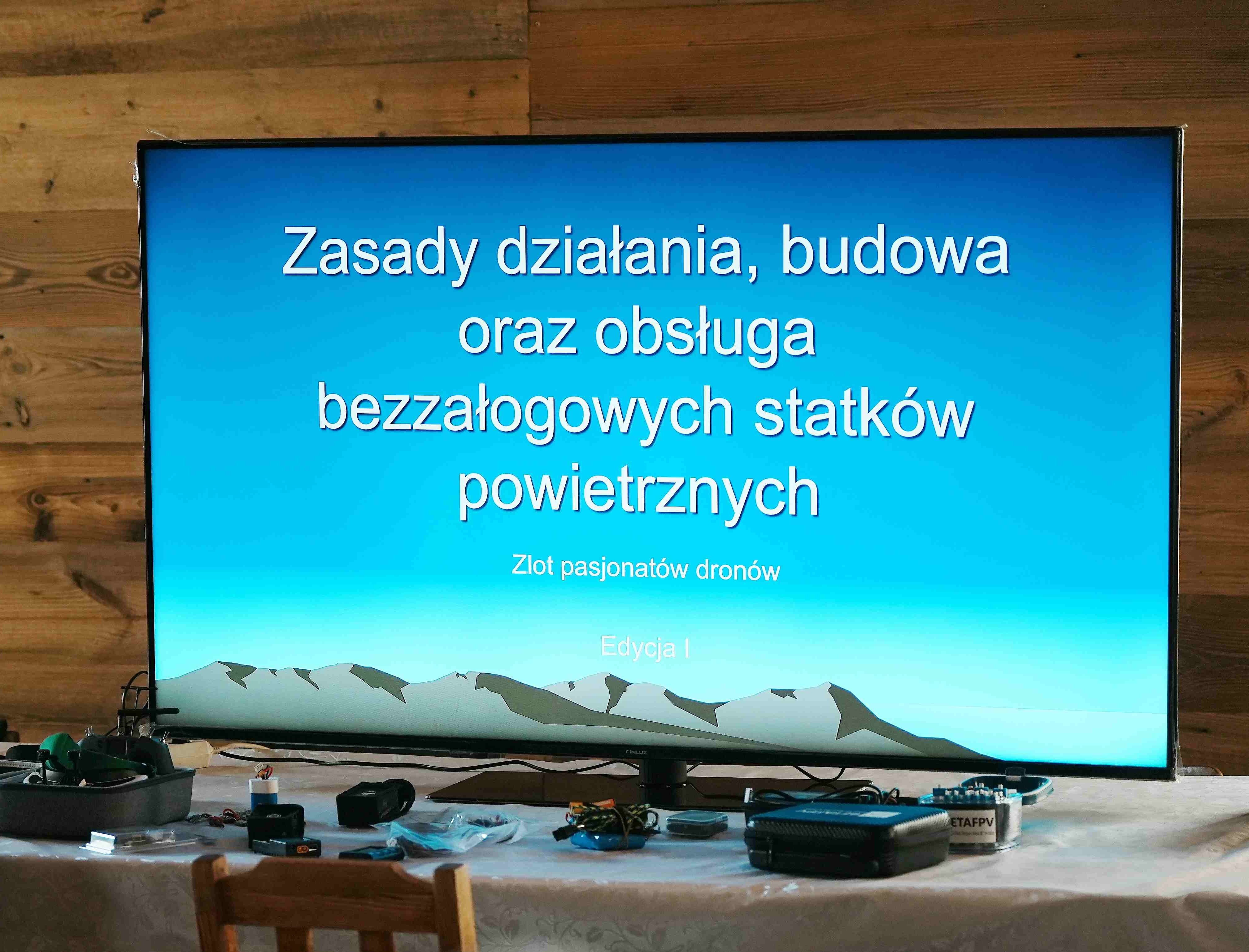 "Latać każdy może – relacja z pierwszego Zlotu Pasjonatów Dronów ✈️"